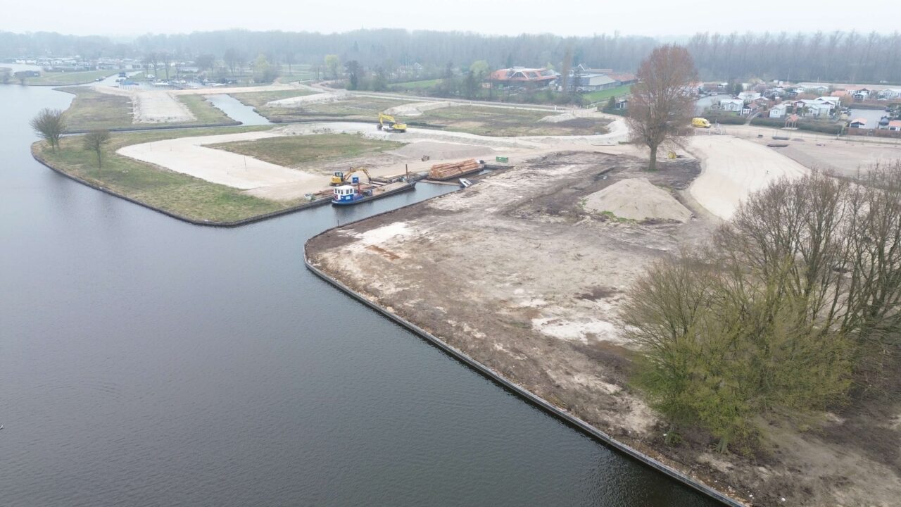 luchtfoto graafwerk met boot